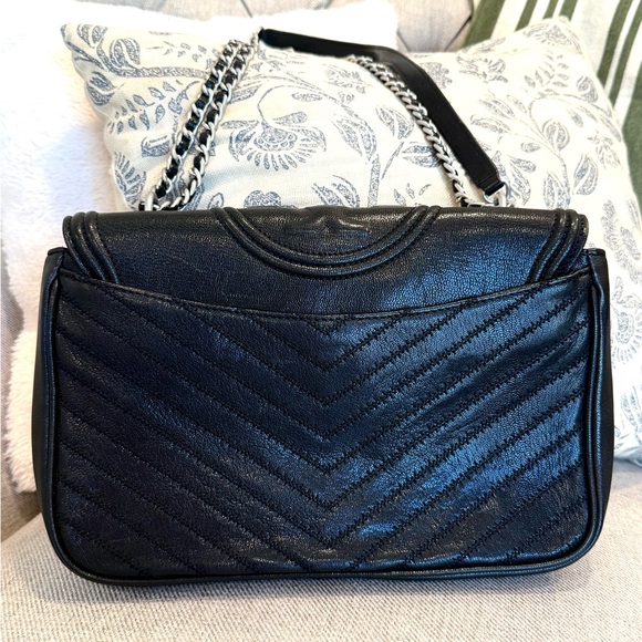 Tory Burch Fleming Shoulder Bag Metallic Black Quilted Leather Silver Chain - Picture 3 of 10